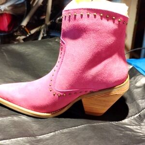 Beautiful pink ankle western boots NIB